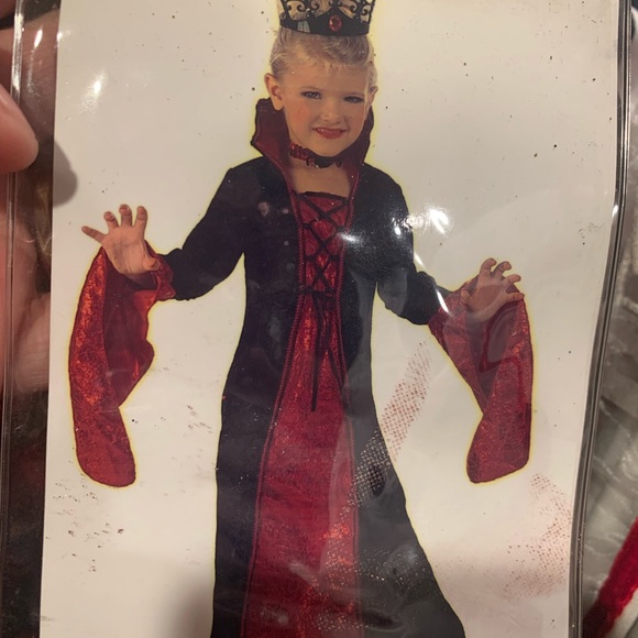 Halloween costume size 4-5 Vampire costume - Picture 2 of 2